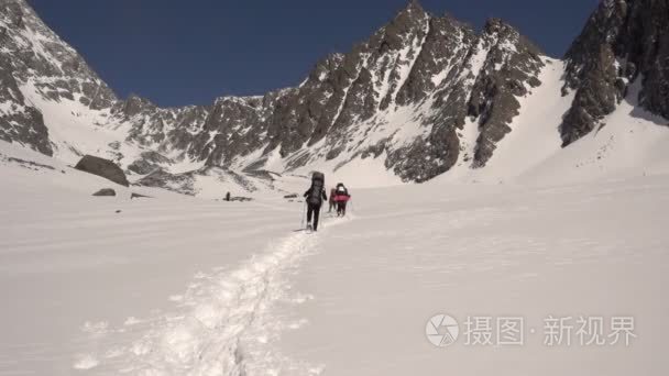 阿尔泰山中徒步旅行的游客视频