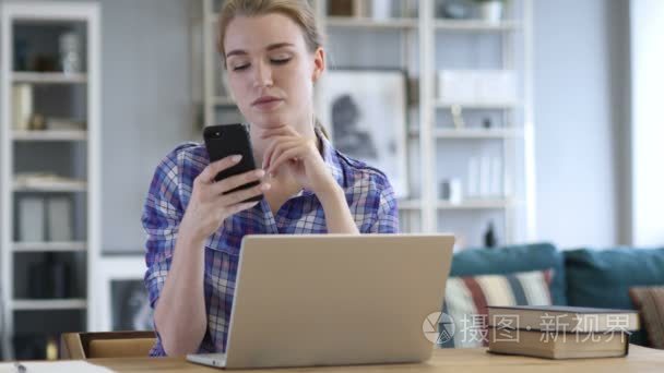 使用智能手机的妇女, 在工作中在线浏览视频