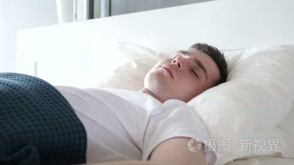 睡眠中醒来的男人的特写视频