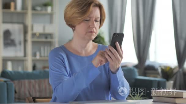 老年妇女智能手机短信视频