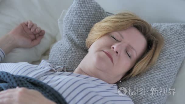 不舒服的老妇睡在床上视频