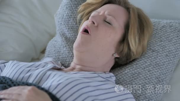 生病的老年妇女在睡觉时咳嗽视频