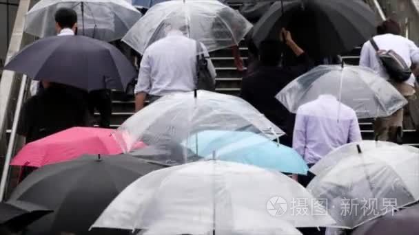 穿越人行横道的雨伞人视频