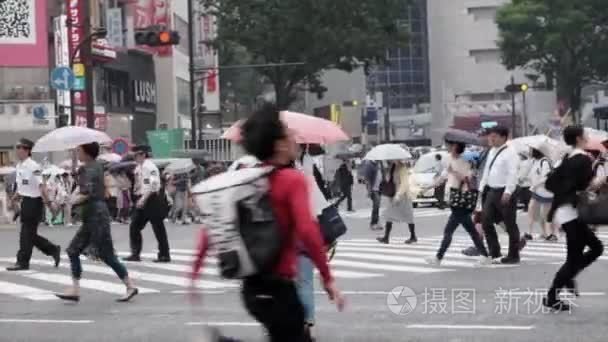 穿越人行横道的雨伞人视频