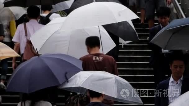 穿越人行横道的雨伞人视频