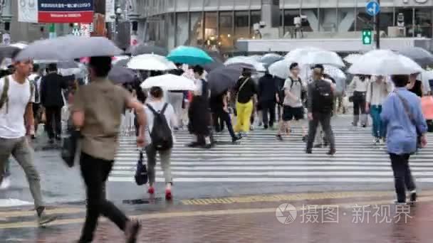 穿越人行横道的雨伞人视频