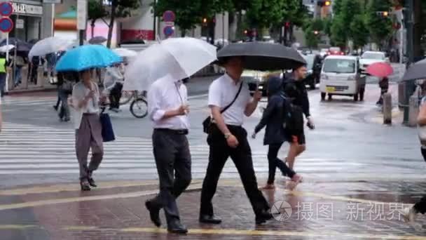 穿越人行横道的雨伞人视频