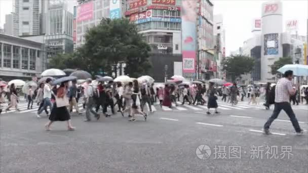 穿越人行横道的雨伞人视频