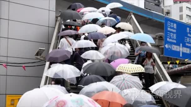 穿越人行横道的雨伞人视频