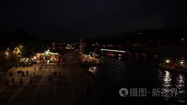 巴黎的娱乐区在塞纳河畔的夜晚视频