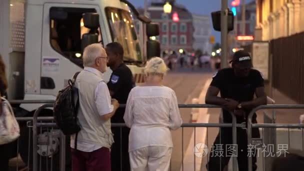 游客向巴黎保安员询问方向视频