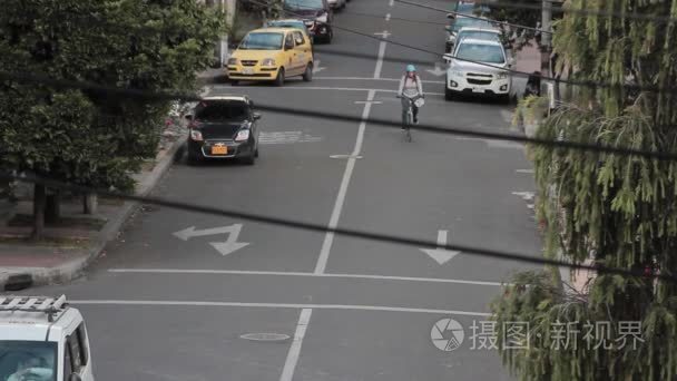 在波哥大居民区骑自行车的妇女视频