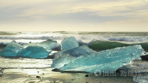 海浪冲击成两块冰山视频