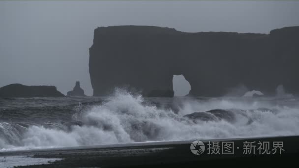 冰岛黑海滩的巨浪视频
