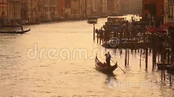 日落时在威尼斯的大运河