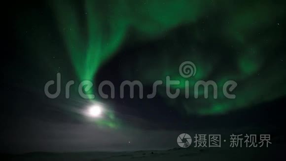 北极光与月亮视频