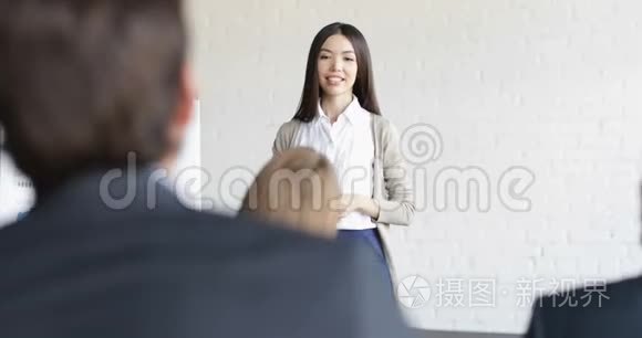 亚洲商界女发言人与商界人士在会议上提问