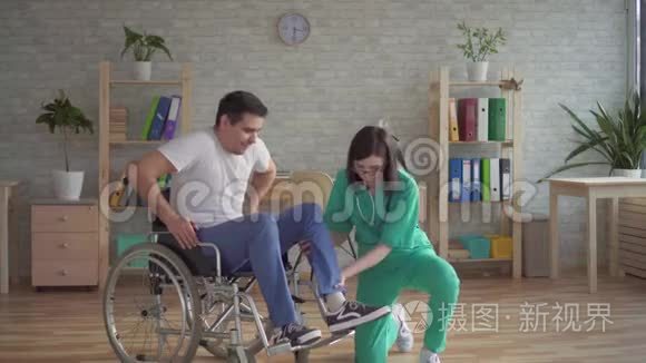 女护士帮助残疾人从轮椅上站起来