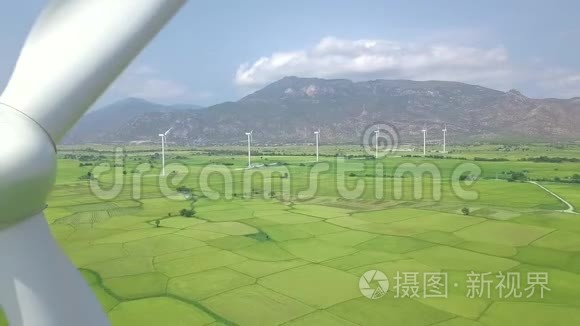 风力涡轮机空中景观。 绿色农业领域生产清洁可再生能源的风力涡轮机