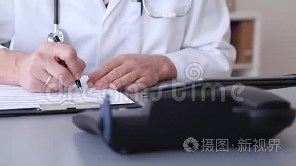 医生在体检表上写病人记录视频