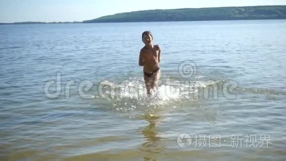 一个在水里溅起水花的男孩视频