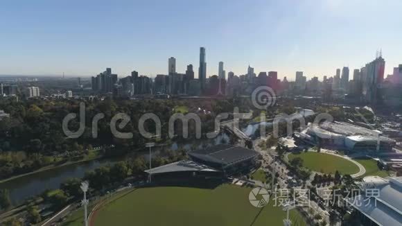 澳大利亚墨尔本维多利亚市墨尔本市区全景和墨尔本长方形体育场的空中后撤镜头
