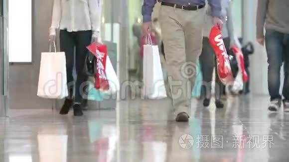 商场购物时贴身携带购物袋视频