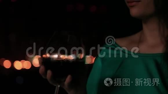 美丽的女孩带着一杯红酒过夜