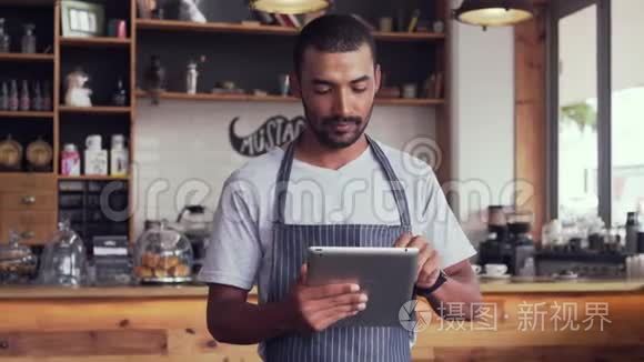 他的咖啡屋老板用数码平板电脑视频
