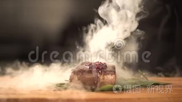 烹饪牛肉片美食.. 煎牛排肉.. 厨师在厨房做饭