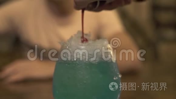 酒吧里的酒吧柜台，酒吧里的酒吧服务员一边倒红酒一边做酒精鸡尾酒。 把酒保关起来