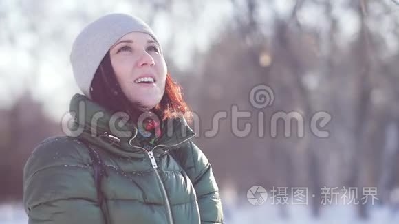 年轻开朗的女人在公园里辗转大雪