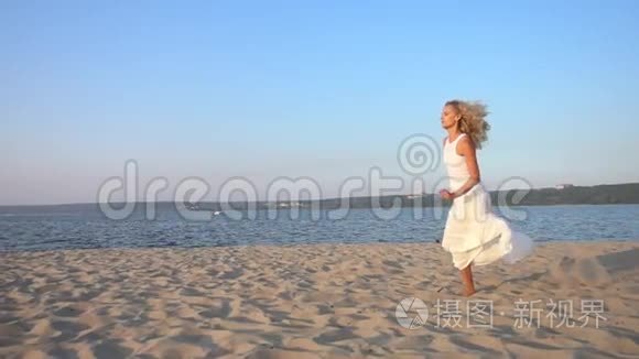 快乐的年轻美丽的女人在海滩上奔跑和跳跃