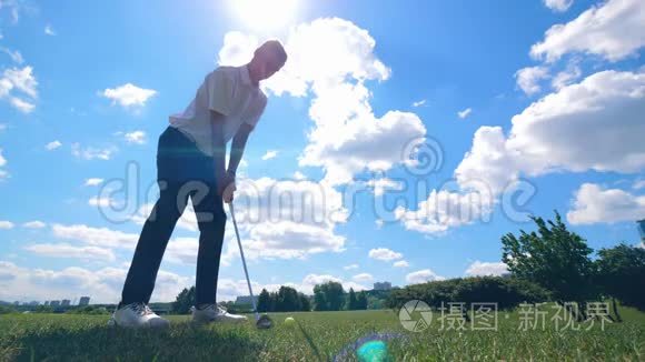 高尔夫球场上有一名男子大力击球