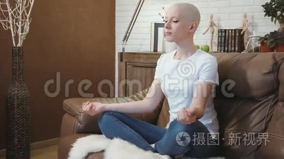 癌症患者妇女坐在沙发上沉思视频