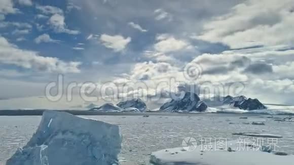 南极冰雪漂流野生自然鸟瞰图视频