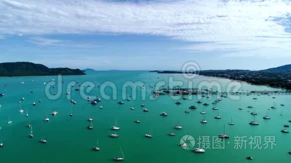 空中观景4K高垂游艇和帆船在码头查龙湾普吉岛时间推移运输bac