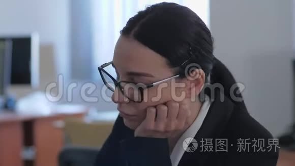 没有想法，没有动力的带眼镜的商业女性在办公室特写时思考