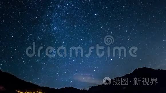 时间流逝的星星和月亮在山间夜空中。 月亮升起