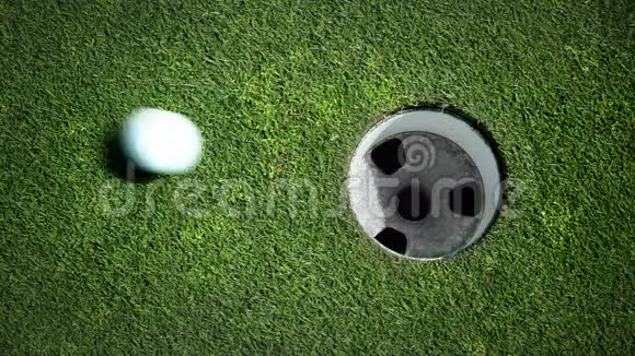 球滚进洞里.短视频