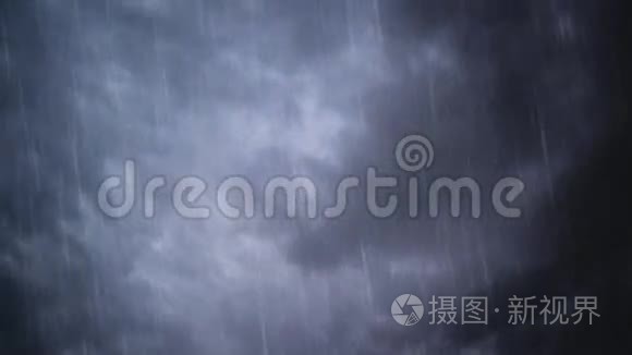 大雨从戏剧性的天空落下