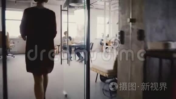 镜头跟随有吸引力的女老板进入办公室，与同事交谈，微笑，激励时髦办公室4K的工人。