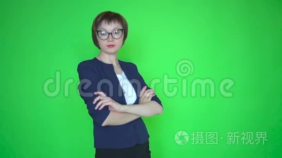 年轻商务女性或穿商务服装的教师 戴眼镜 彩色钥匙绿色屏幕背景mov格式视频下载 正版视频编号02dmj9 摄图新视界视频库 年轻商务女性或穿商务服装的教师 戴眼镜 彩色钥匙绿色屏幕背景mov格式视频下载 正版视频编号02dmj9 摄图新视界视频库