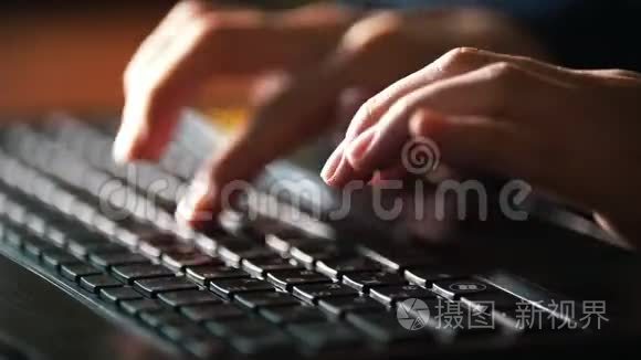 年轻的女人`用电脑键盘打字，合上