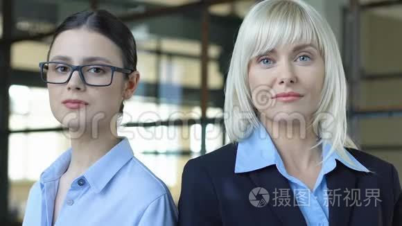 千禧一代女企业家看镜头，女性就业，事业成功