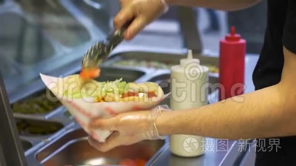 厨师在烤肉店给皮塔添菜视频