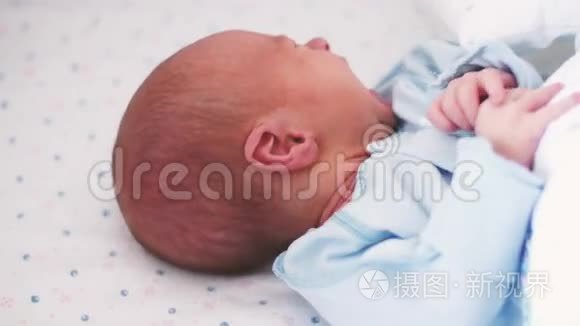 为正在哭泣的新生婴儿做特写