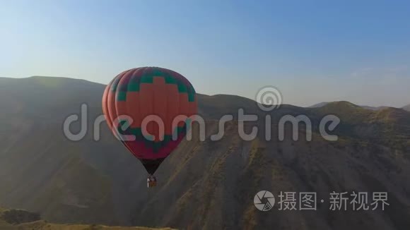 山景中热气球飞越天空的全景视频