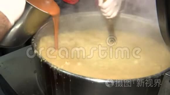 在大锅里煮豆子视频