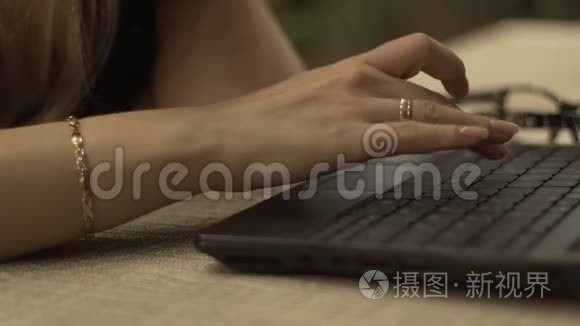 女用手在键盘上打字，用电子邮件写信